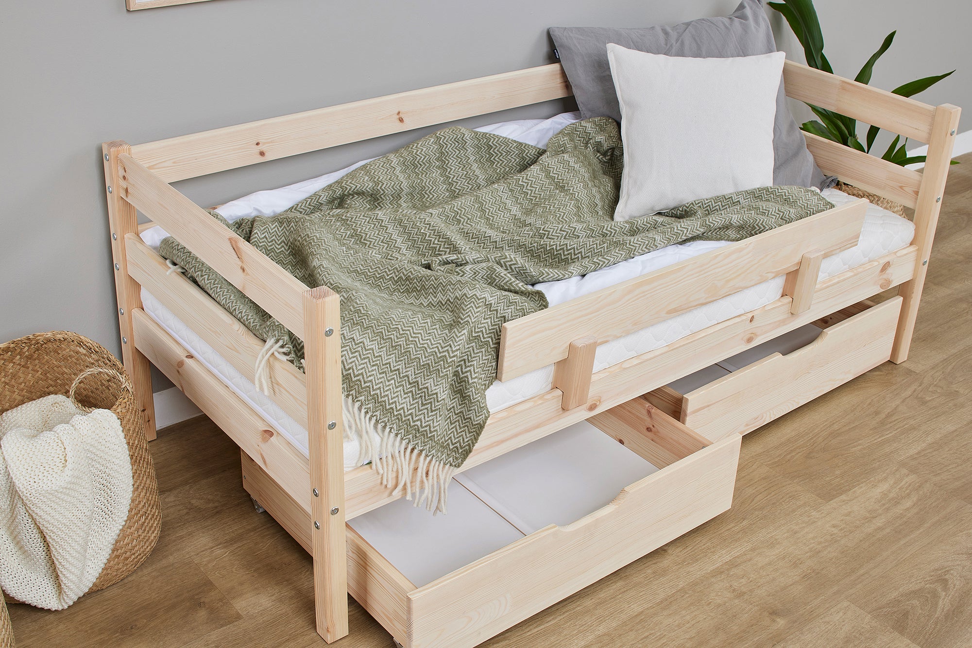 hoppekids-shorty-daybed-with-drawers