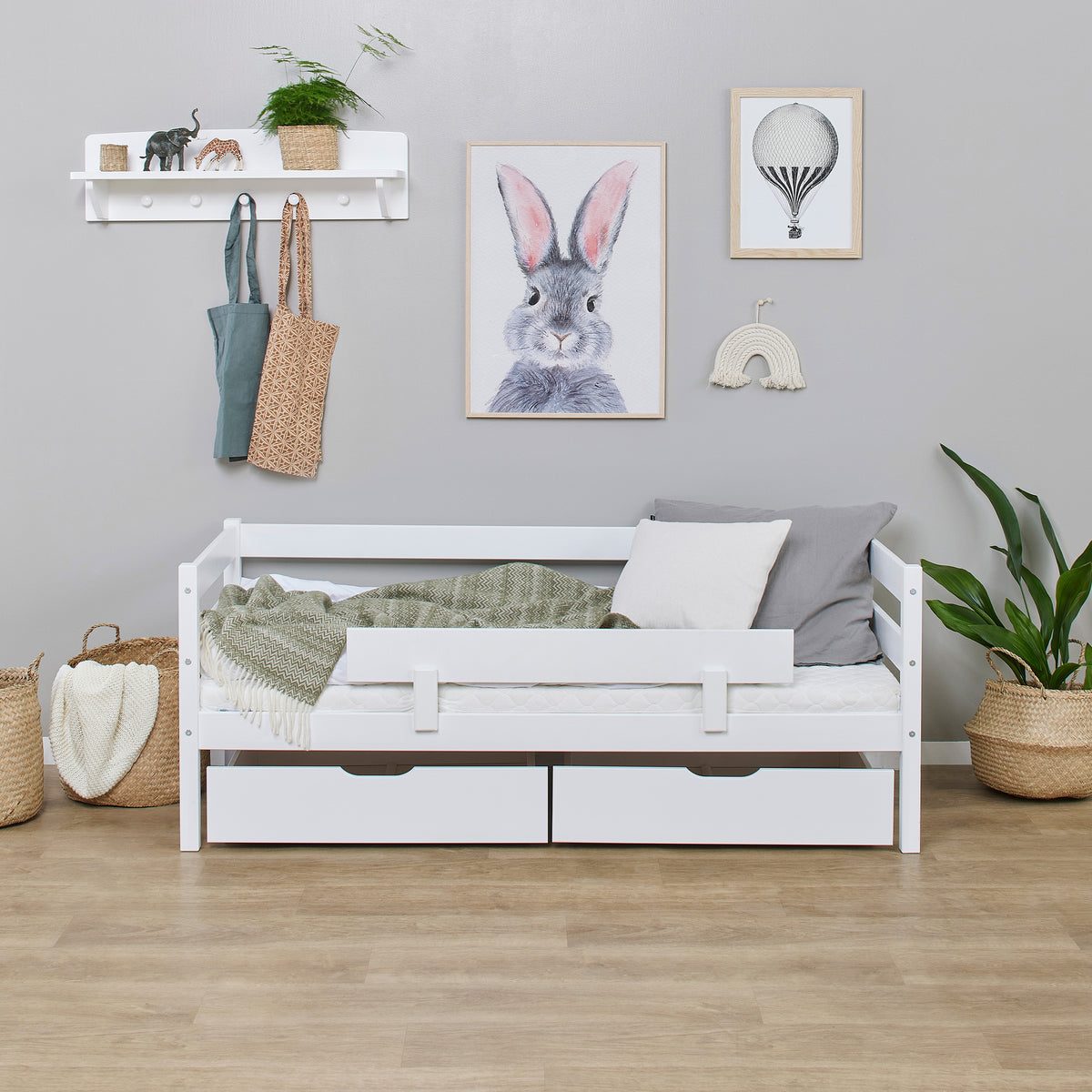 Tarn Shorty daybed in white with the safety rail, drawers closed