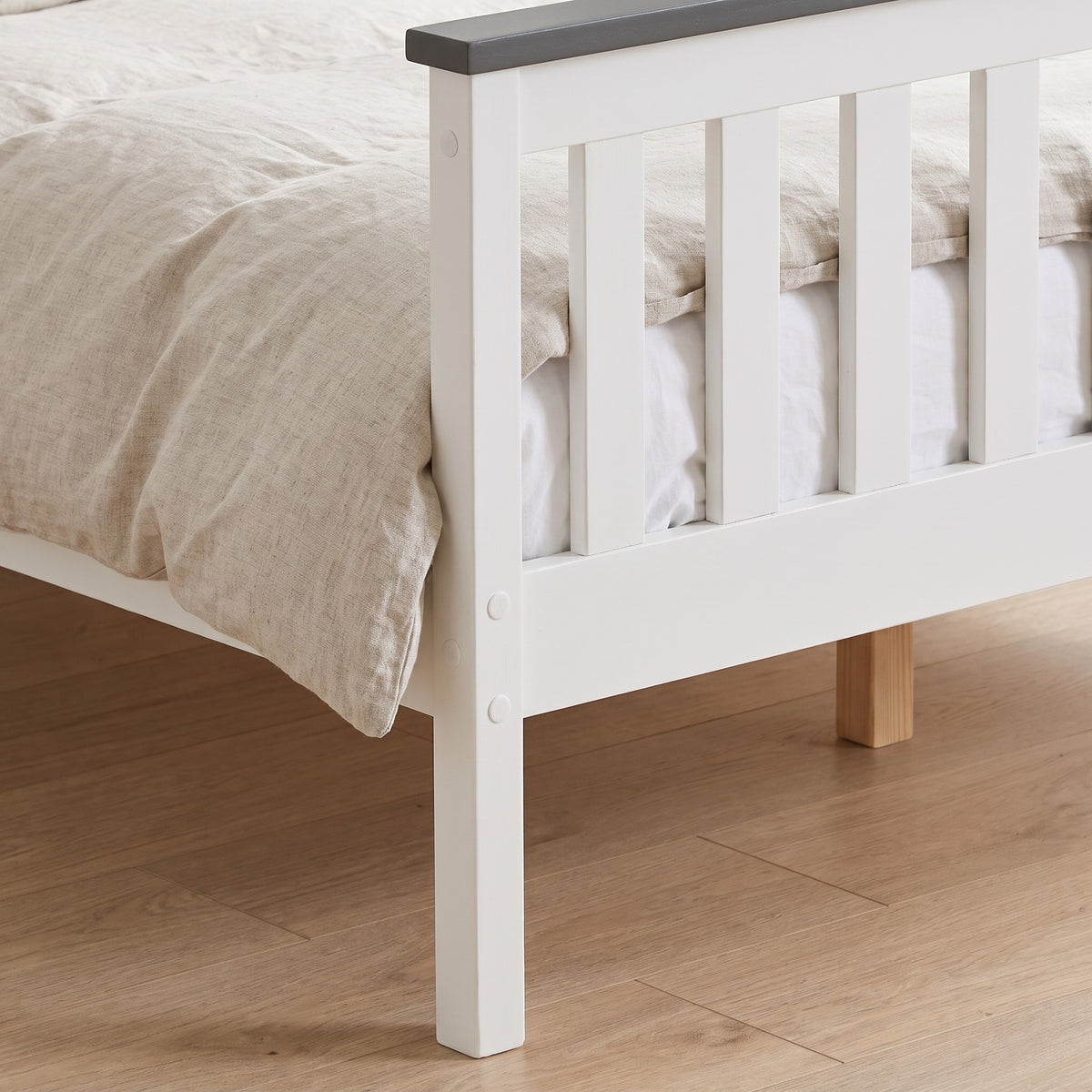 Close-up of the Nami foot end corner, with the square white leg and the wooden centre support leg underneath