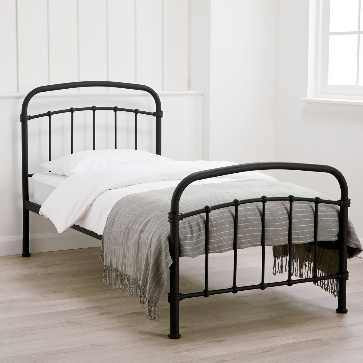 Riverton traditional metal bed