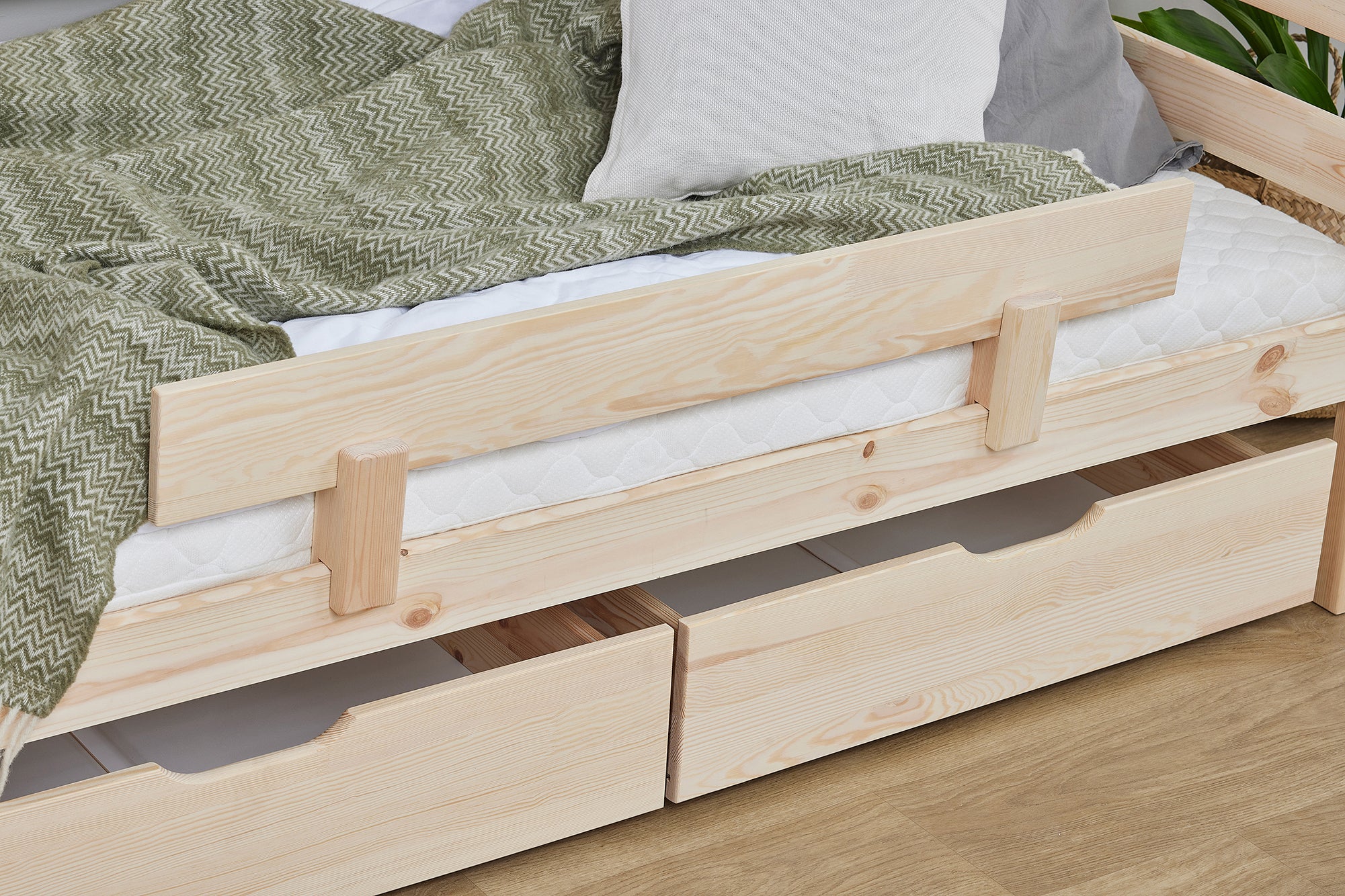 hoppekids-shorty-daybed-with-drawers